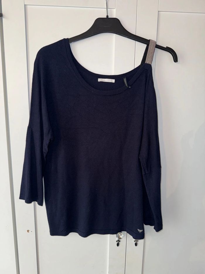 Pull bleu marine, 40, 42 Lpb une épaule nue