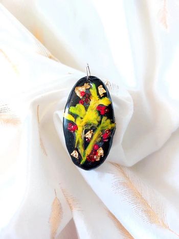 Magnifique pendentif noir avec fleurs et feuilles d'or