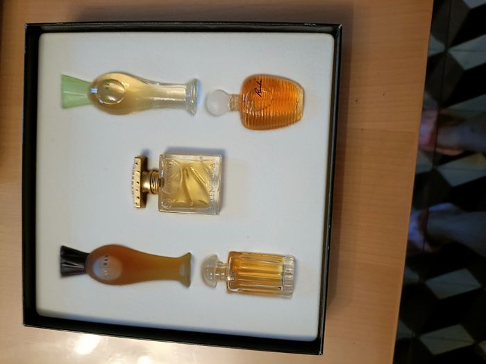COFFRET BALENCIAGA 5 MINIATURES QUATRE DE 5ML ET UNE DE 4ML - photo numéro 3