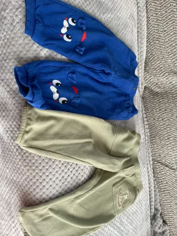 2 pantalons du pareil au même 36 mois