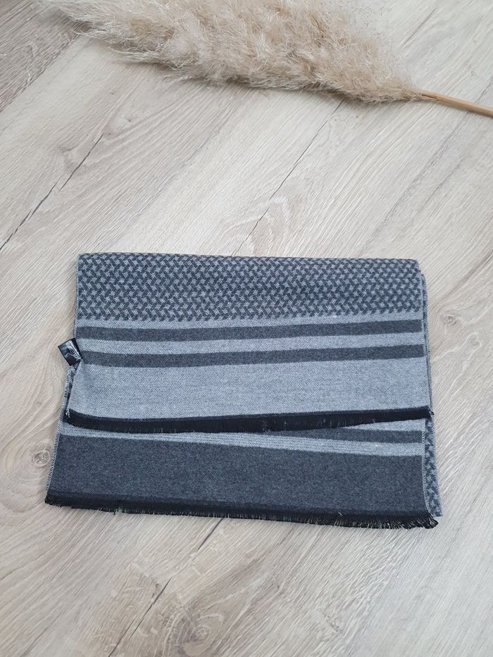 Echarpe fine grise et noir pour homme