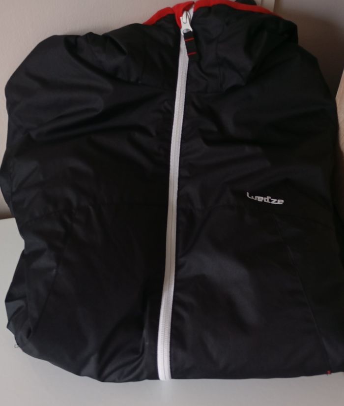 Coupe-vent blouson avec capuche.Taille S .Mixte . Decathlon ..Polyester.Noir et rouge . État neuf . - photo numéro 2