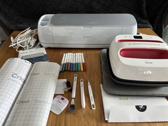 Cricut Maker 3 + Cricut Easypress 2 avec accessoires.