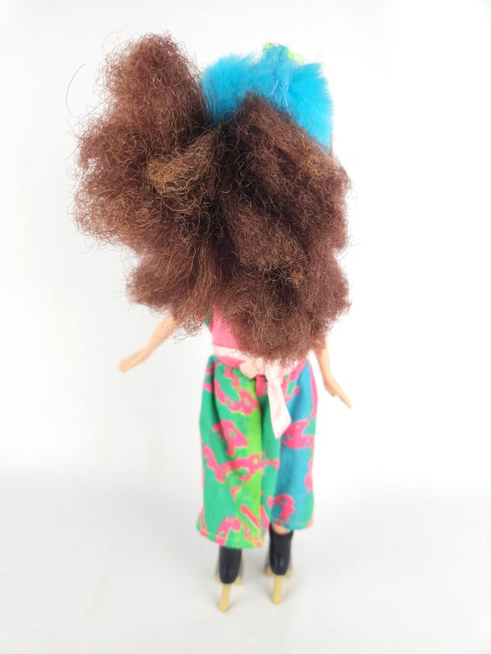 Poupée Bratz Vintage - Robe Rose/Vert Motif NÉON - Bottes Noires - Attache Bleue - photo numéro 5