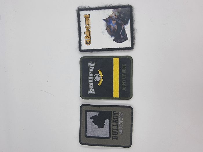 Lot de 3 écussons Bullrot (2 sont scratchable et 1 nécessite d’être cousu)