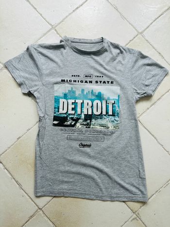 T-shirt gris manches courtes à motif imprimé