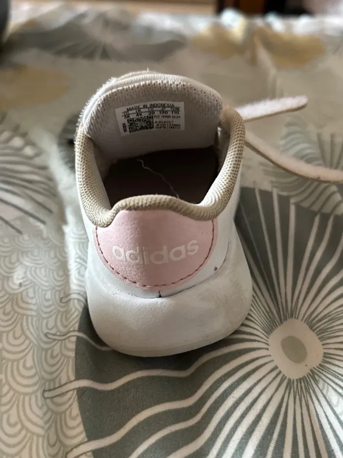 Basket Adidas fille - pointure 20 - photo numéro 3