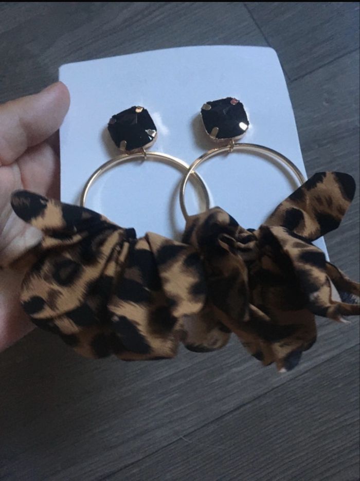 Créoles à froufrous  NEUVES avec étiquette femme couleurs marron et noir - photo numéro 5