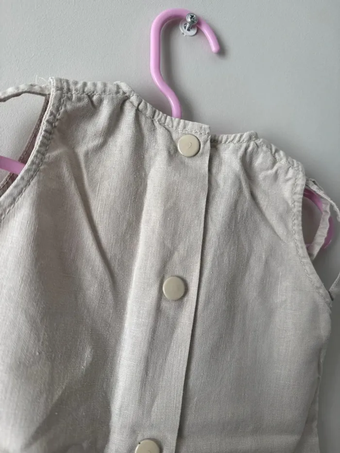 👗robe beige Très bon état - défauts au niveau des boutons - 55% de lin - bébé fille 6mois - 68 cm - photo numéro 5