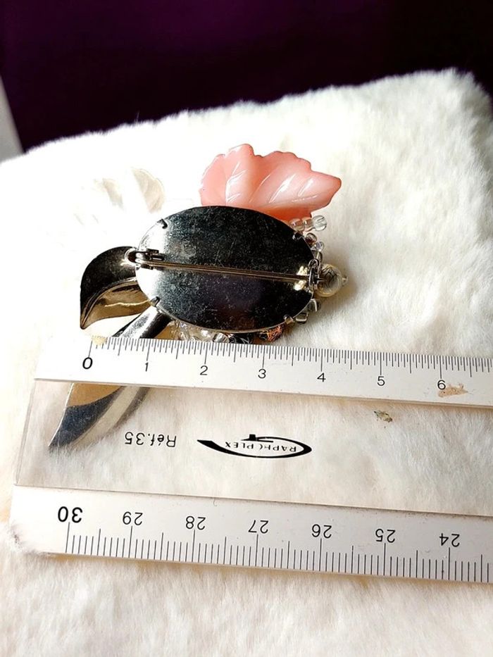 Magnifique broche vintage en plastique, avec perles - photo numéro 3