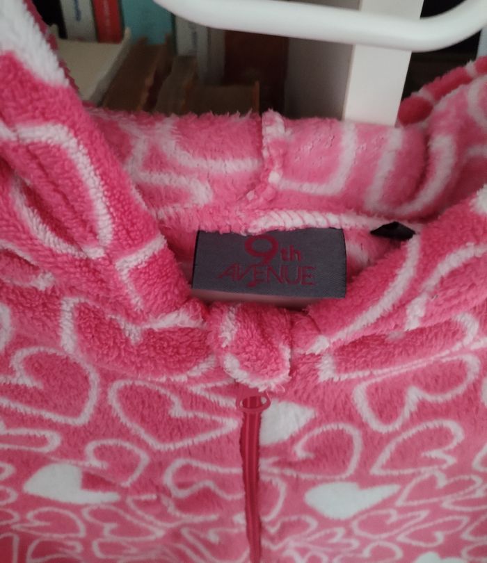 Combinaison pyjamas polaire motifs coeurs 9/10 ans en très bon état - photo numéro 8