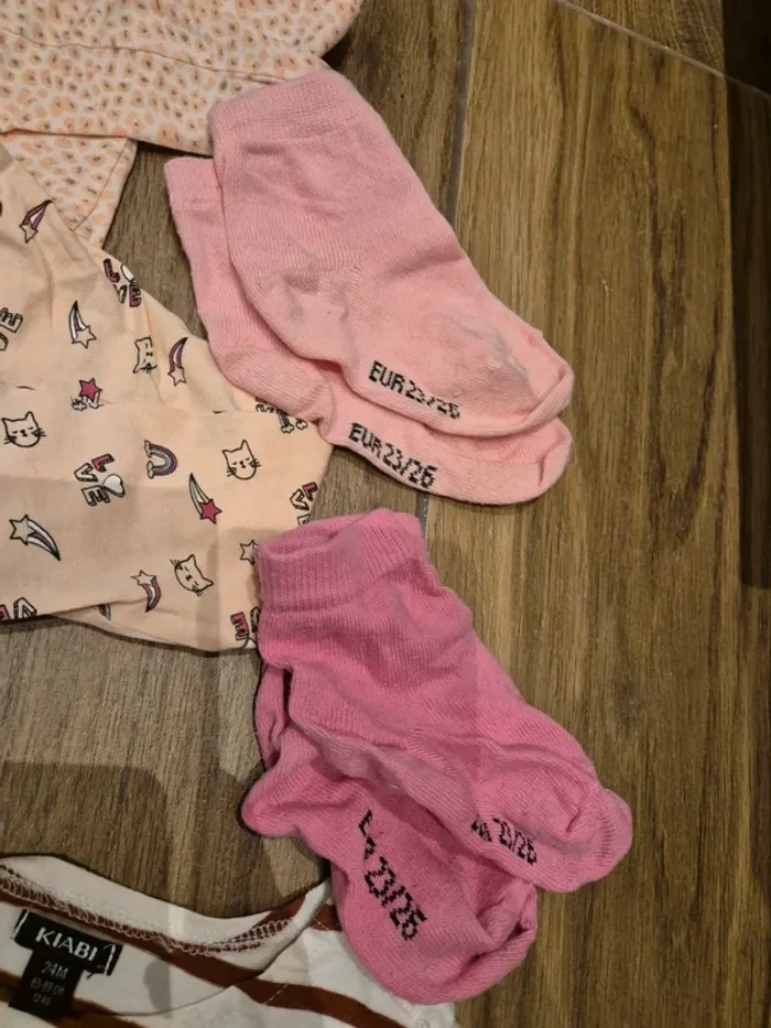 Lot de vêtements t shirt pyjamas pull - photo numéro 6