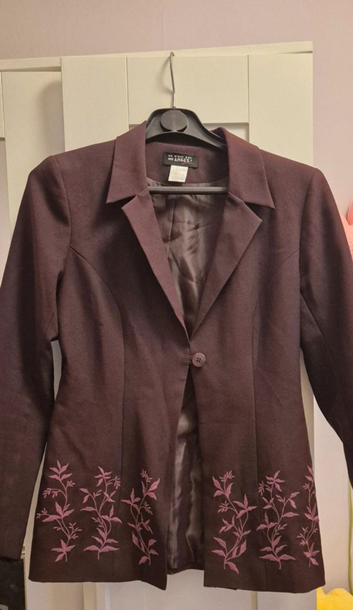 Ensemble robe et blazer prune broderies rose t 38 On est pas des anges très bon état - photo numéro 3