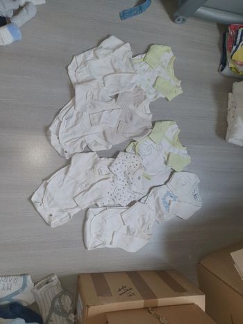 Lit 9 bodies taille 0 mois