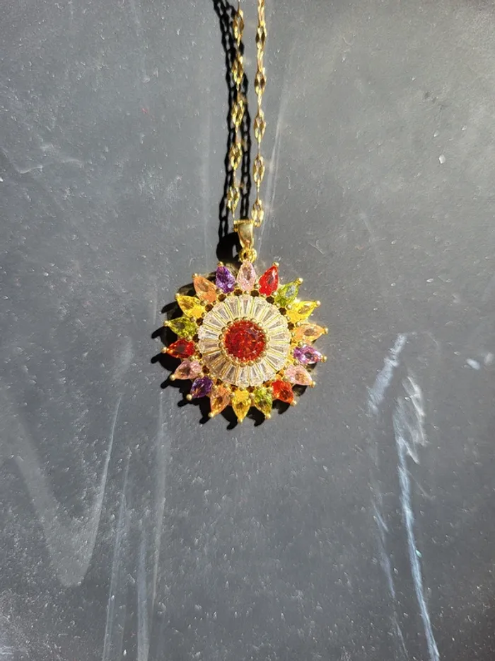 Collier en acier inoxydable doré forme de fleur pierres multicolores en zirconium 40-45 cm - photo numéro 2