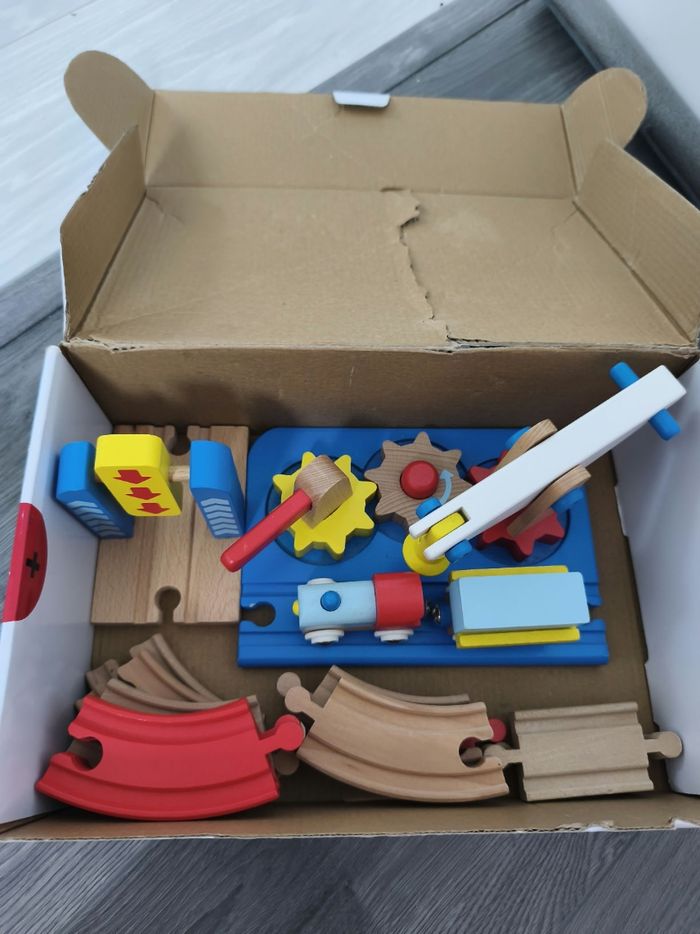 Circuit de train en bois des tout-petits - photo numéro 2