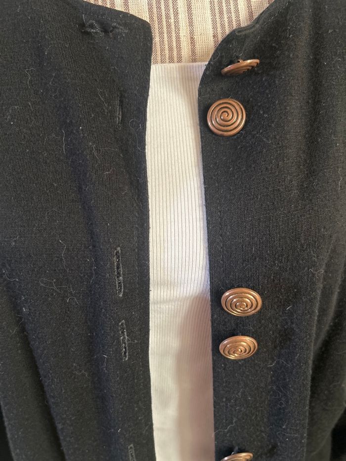 Gilet noir boutons - photo numéro 2