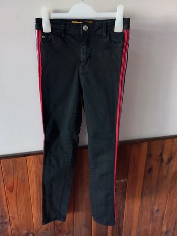 Jeans anthracite avec bandes rouges et bleus
