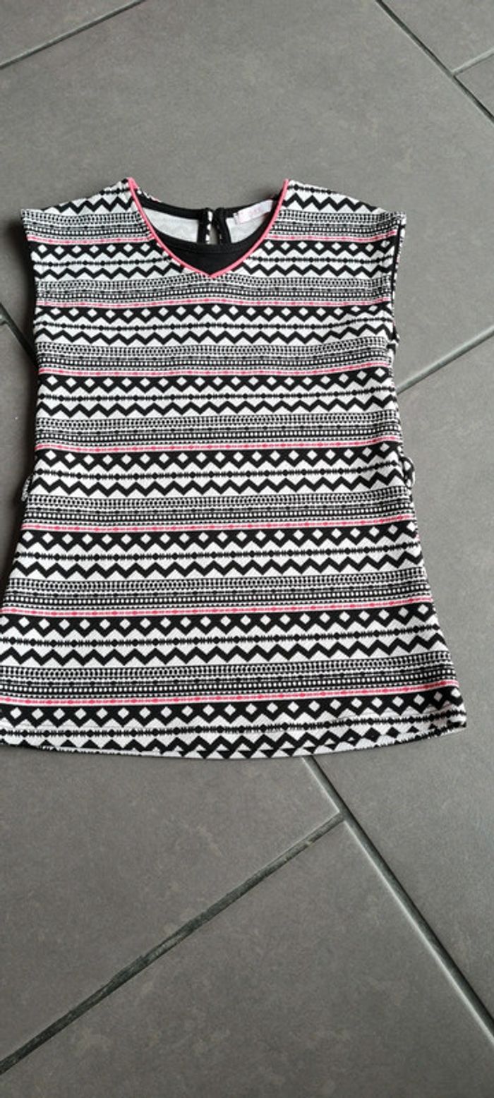 Robe noire à motifs