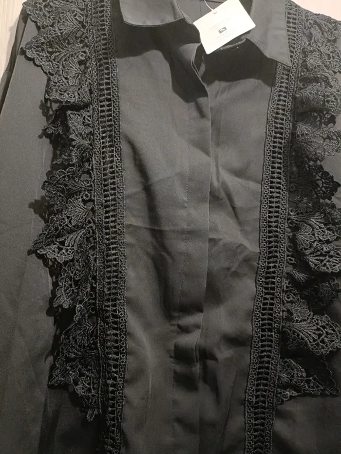 Chemise noir satiné a dentelles - photo numéro 2