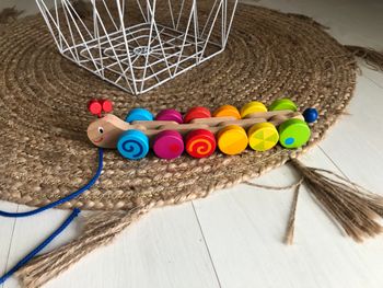 Chenille en bois à tirer