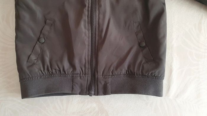 Veste / blouson gris avec écussons de véhicules taille 6-7 ans - photo numéro 6