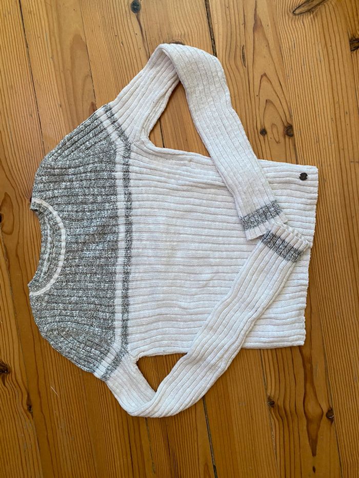 Pull court Hollister XS, gris et blanc prêt du corps - photo numéro 3