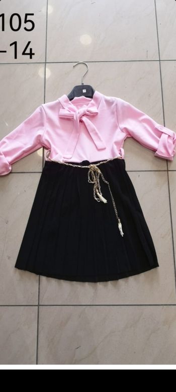 Robe avec chaîne tour taille