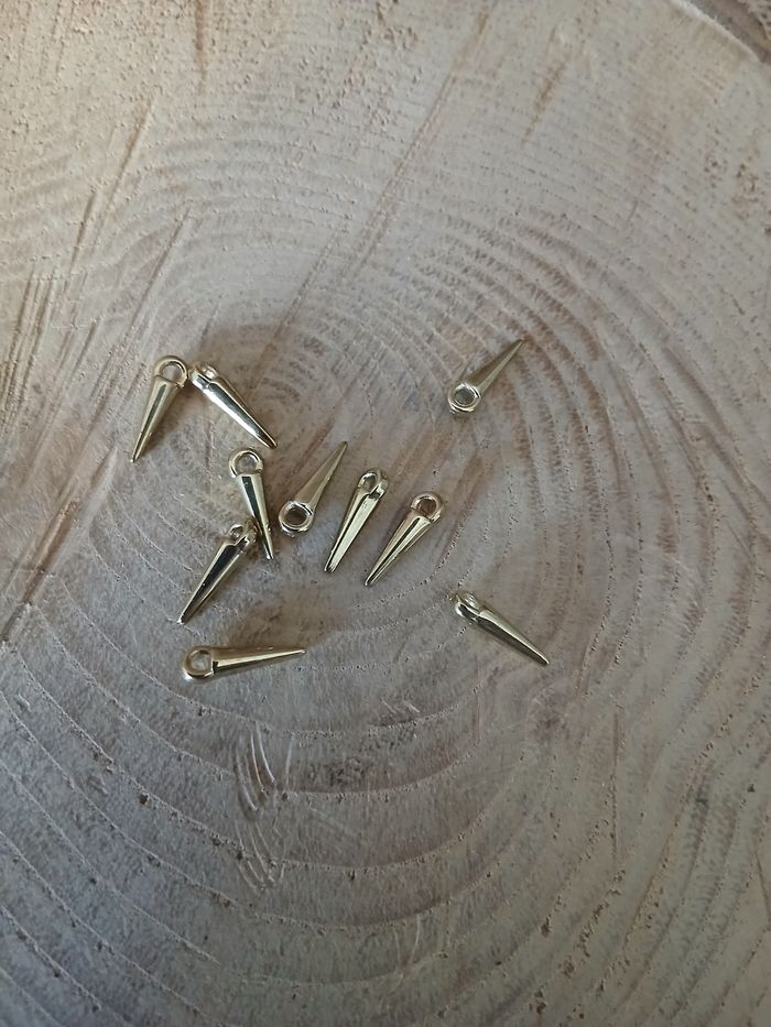 Lot de 22 breloques petit pique doré