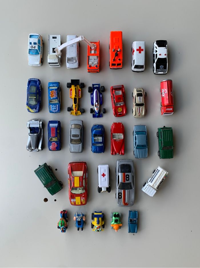 Lot de 28 petites voitures et motos miniatures – Police, Formule 1, utilitaires, anciens modèles - photo numéro 2