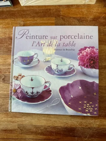 Livre, peinture sur porcelaine, l’art de la table