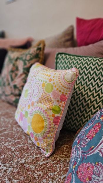 Coussin déco déhoussable à pois rose et multicolore