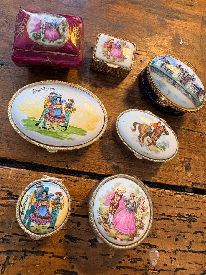 Lot de boîtes anciennes émaillées – décor XVIIIe, scènes galantes / château