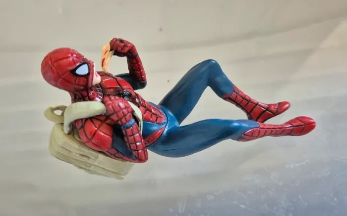 Figurine Spiderman qui mange une pizza 🍕. - photo numéro 6