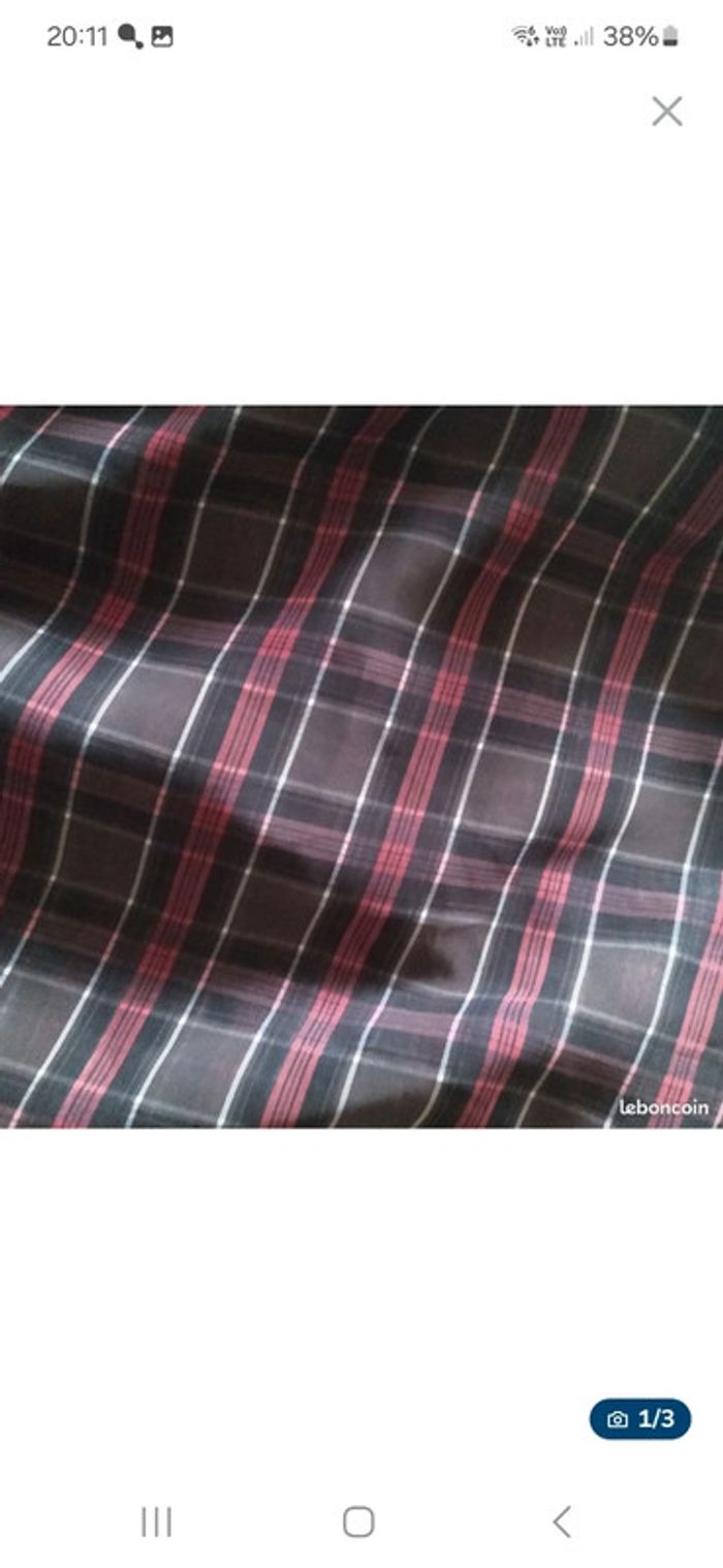 Coupon de tissu voile écossais à carreaux marron et rouge