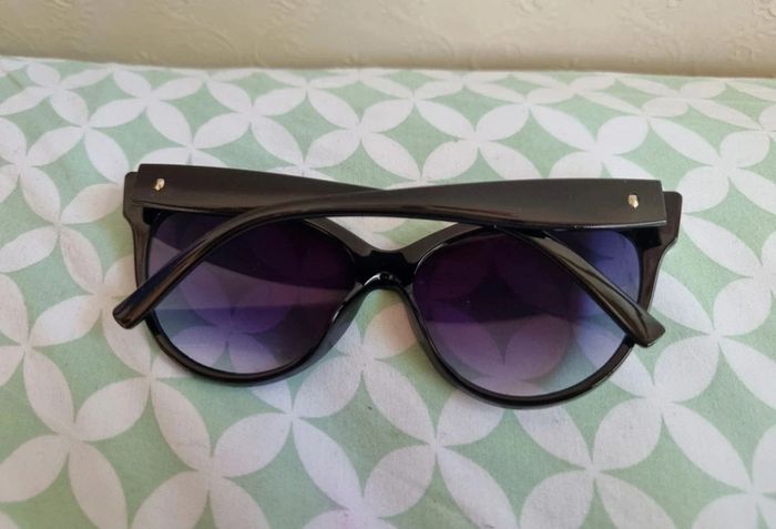 Lunettes soleil neuves - photo numéro 2