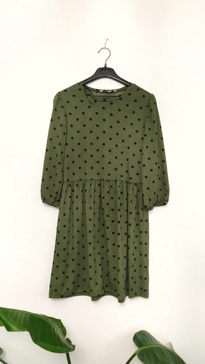 Robe manche longue vert à pois cintré à la taille