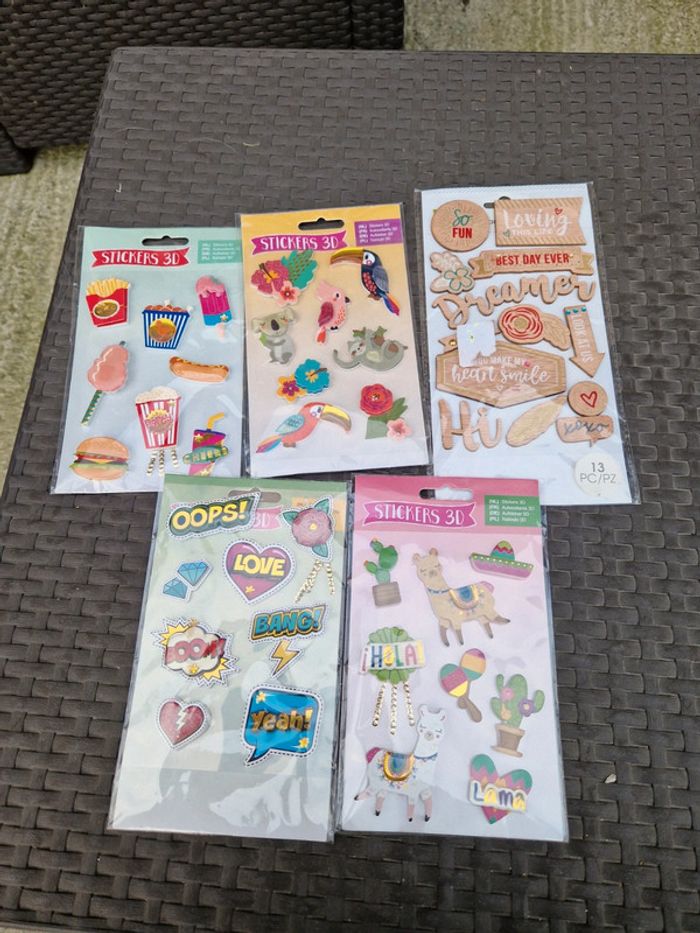 Lot de 5 paquets de stickers neufs en reliefs