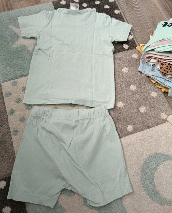Pyjama short 
Marque h&M
Taille 98 cm - photo numéro 2