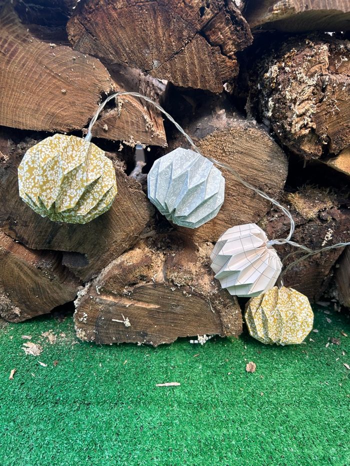 Guirlande lumineuse boules papier – Jaune et gris – fonctionne (sauf 1 led) – piles incluses - photo numéro 3