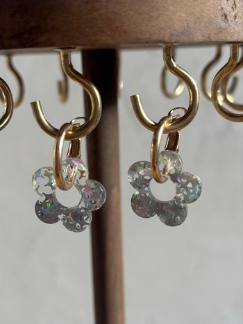 Boucle d’oreille fleur argentée