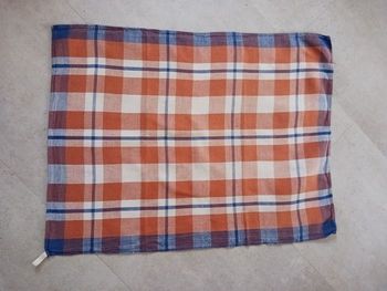 torchon imprimé à carreaux marron beige et marine