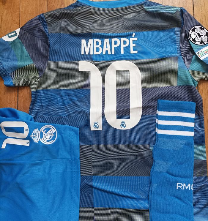 Kit bleu Mbappe entraînement taille 14 ans modèle 2026