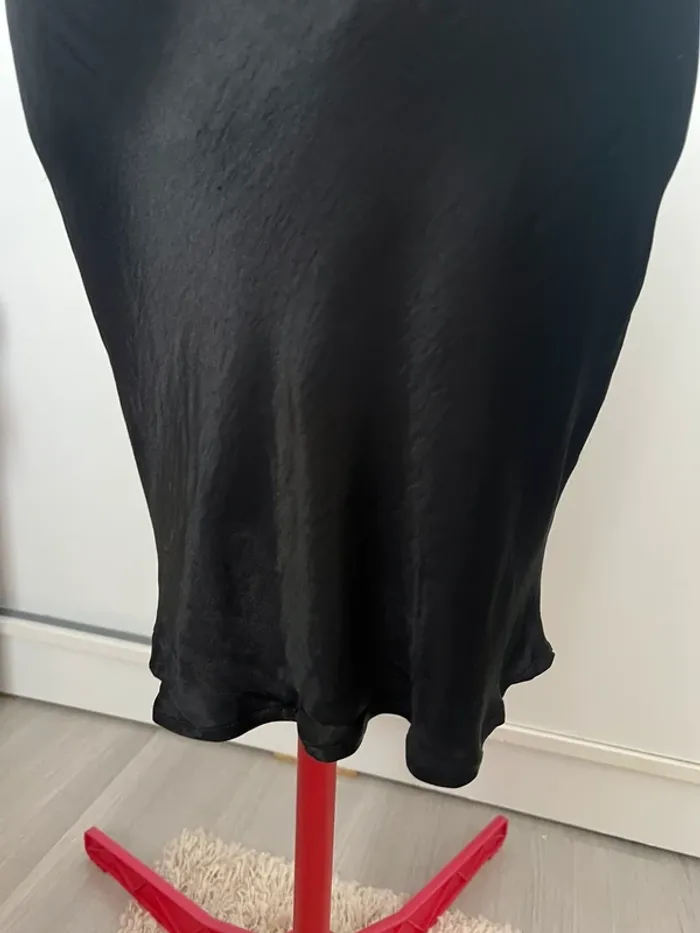 Robe noire satinée one shoulder Bershka - photo numéro 3