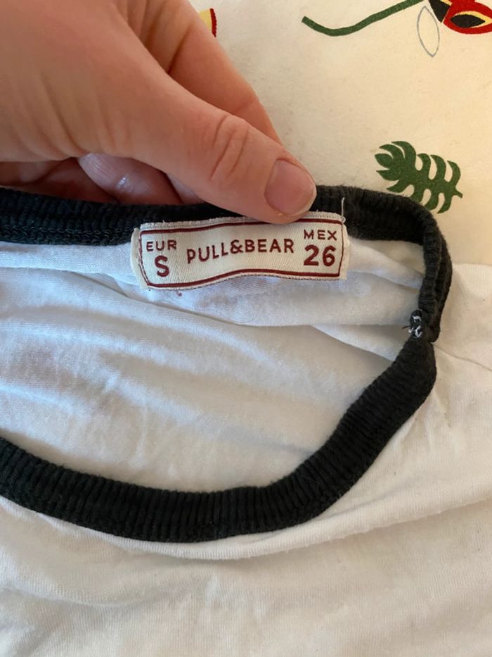 T-shirt blanc et noir avec broderie Pull and Bear taille S - photo numéro 6
