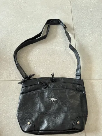 Sac à bandoulière noir sans marque, très bon état, 24*18cm