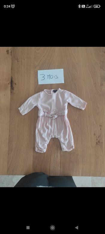 Combi pantalon bebe fille taille 3 mois rose pale  en tre bon état juste un petit accroc voir photo