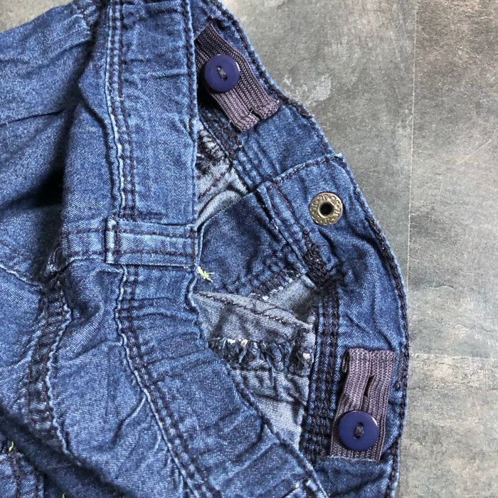 Short en jeans dinosaure 9 mois kiabi état neuf - photo numéro 4