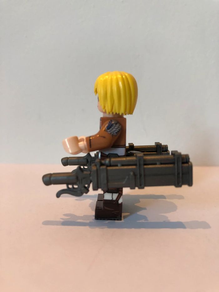 Figurine type lego Armin Arlert. Attaque des - photo numéro 2