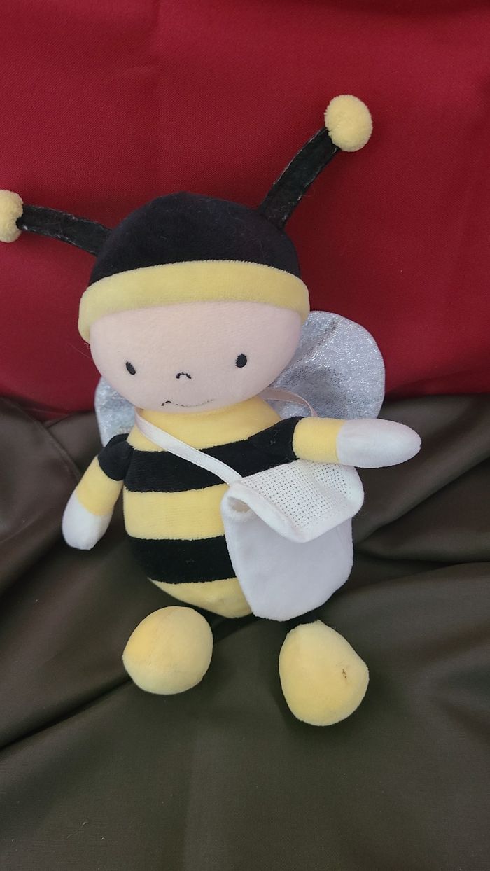 Une abeille jolie et douce à broder de la série Baby de DMC. Dimensions: 22cm. - photo numéro 3